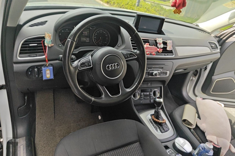 Audi Q3 2015 car image #11