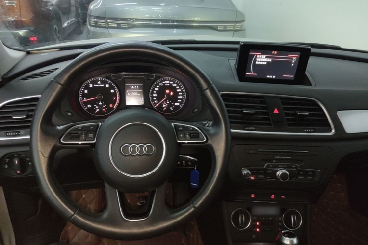 Audi Q3 2017 car image #10