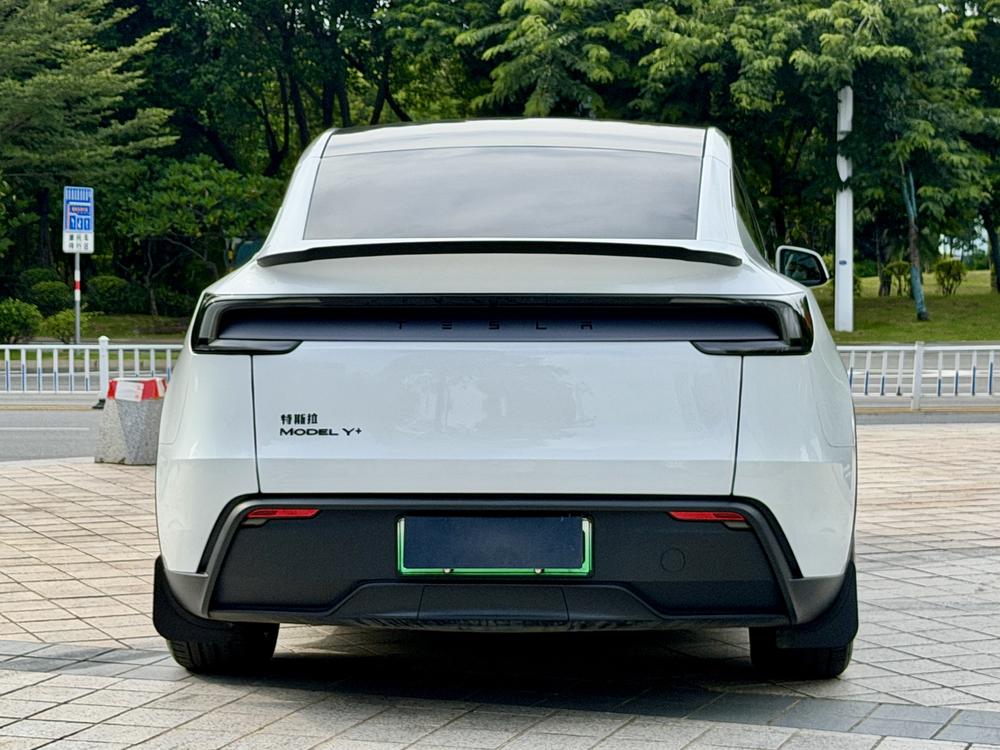 Tesla Model Y 2025 #5 Tesla Model Y 2025 car image #5
