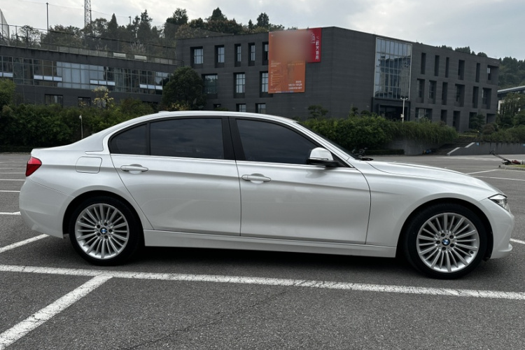 BMW 3 Series 2018 car image #6