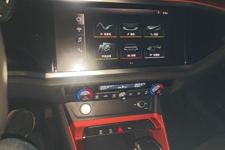 Audi Q3 2020 car image #13