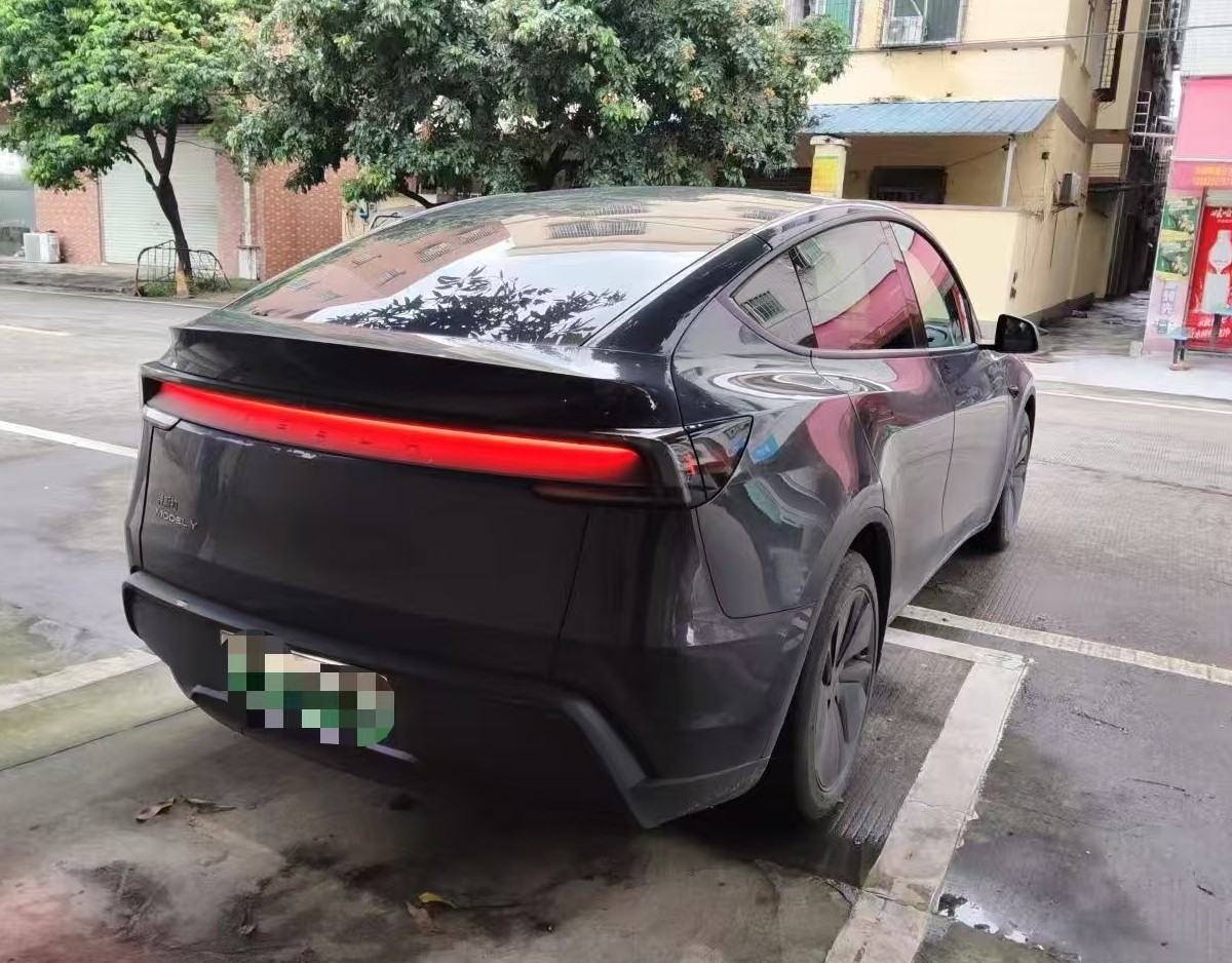 Tesla Model Y 2025 immagine di auto #2