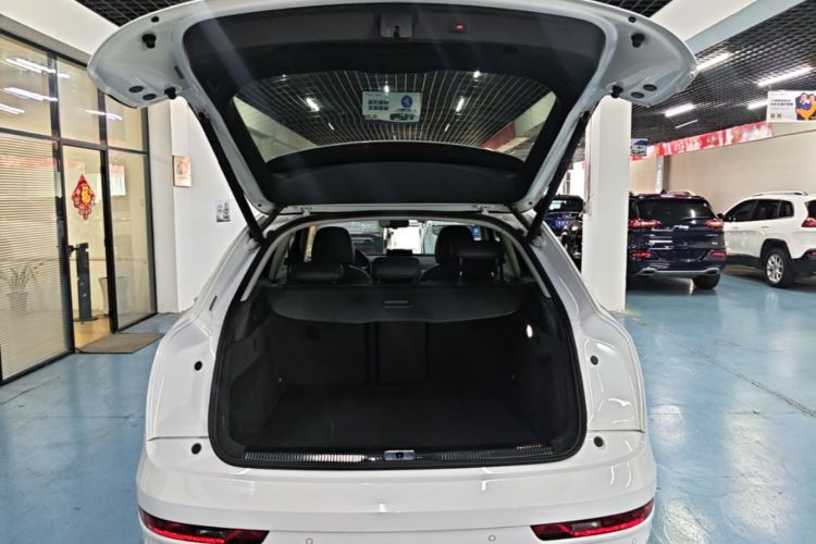Audi Q3 2018 car image #21