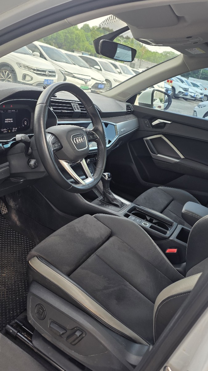 Audi Q3 2023 car image #7