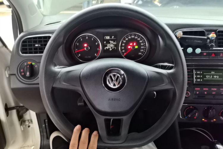 Volkswagen Polo 2015 #11 Volkswagen Polo 2015 car image #11