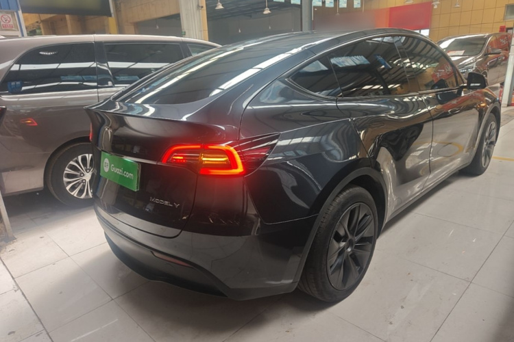 Tesla Model Y 2024 #7 Tesla Model Y 2024 car image #7