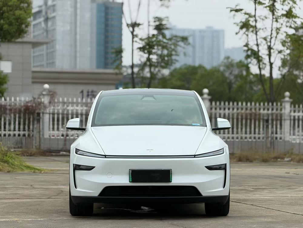 Tesla Model Y 2025 #2 Tesla Model Y 2025 car image #2