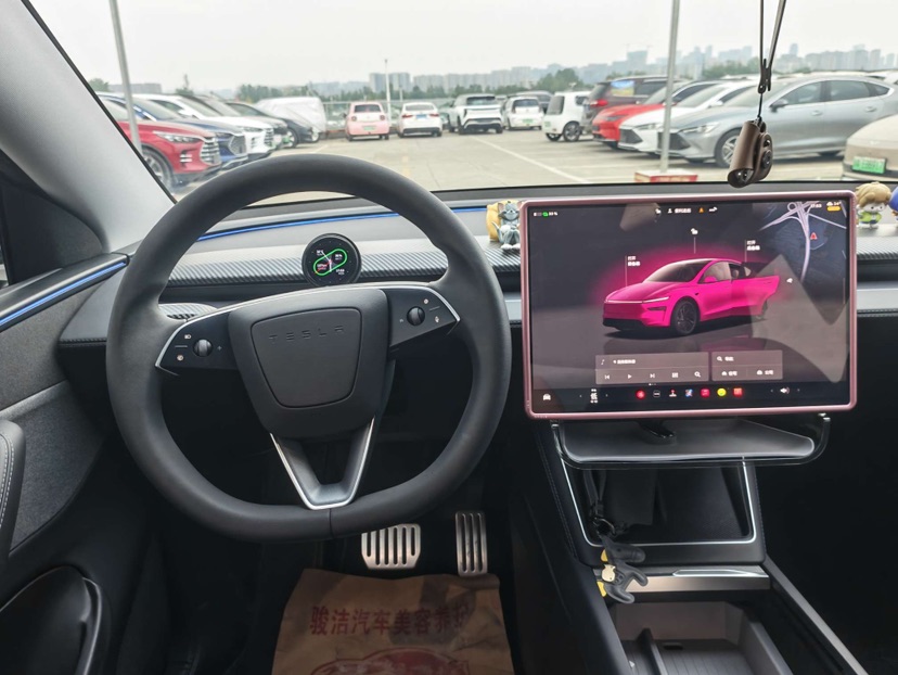 Tesla Model Y 2025 car image #19