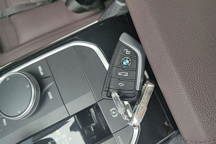 BMW 3 Series 2020 car image #14