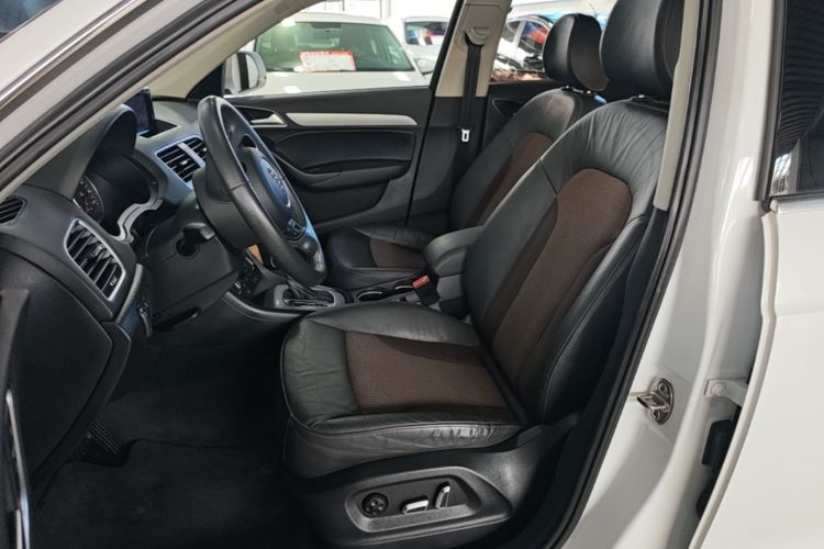 Audi Q3 2017 car image #15