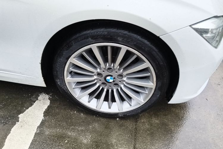 BMW 3 Series 2019 car image #9