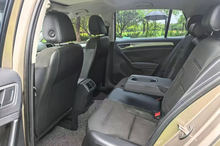 Volkswagen Golf 2018 car image #17