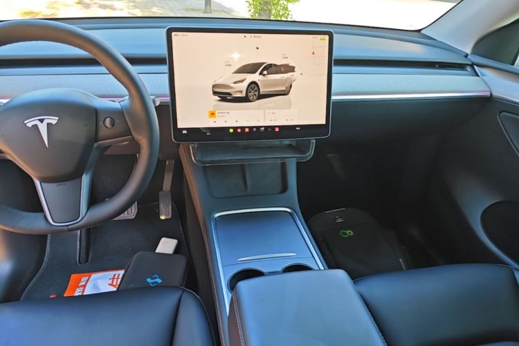 Tesla Model Y 2024 immagine di auto #13