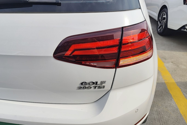 Volkswagen Golf 2020 car image #8