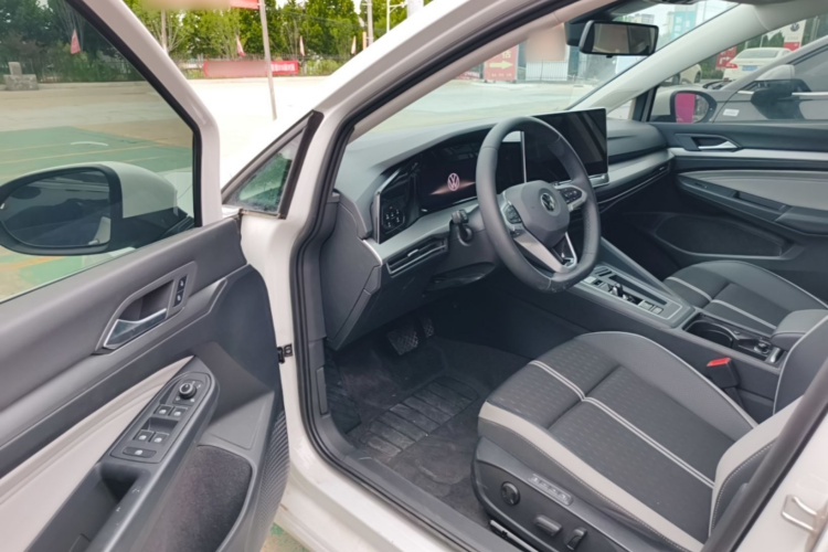Volkswagen Golf 2025 car image #12