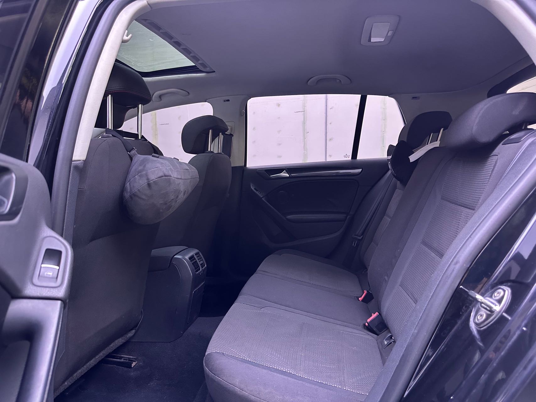 Volkswagen Golf 2010 car image #9