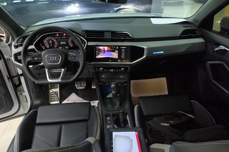 Audi Q3 2024 car image #10