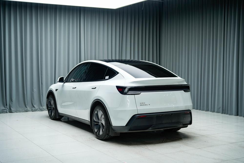 Tesla Model Y 2026 #4 Tesla Model Y 2026 car image #4