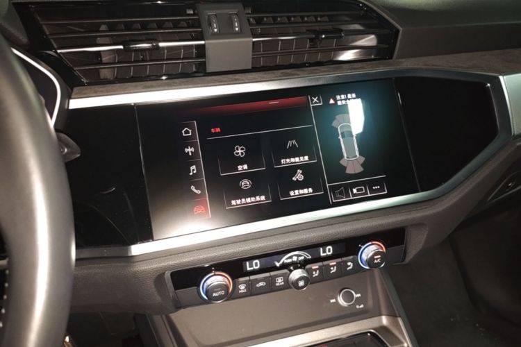 Audi Q3 2021 car image #13