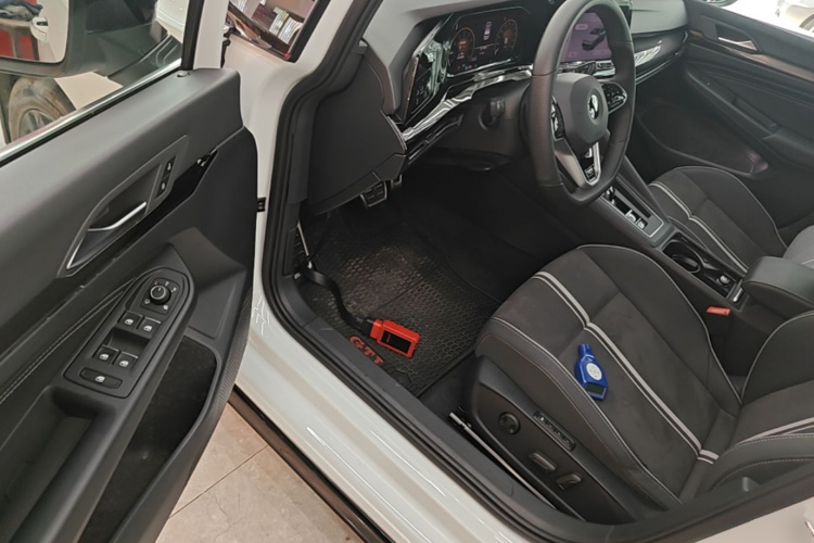 Volkswagen Golf 2023 car image #12