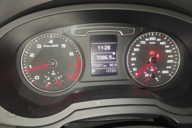 Audi Q3 2016 car image #14