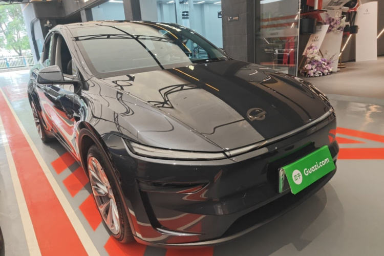 Tesla Model Y 2025 #4 Tesla Model Y 2025 car image #4