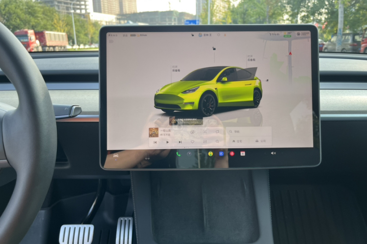 Tesla Model Y 2023 car image #13