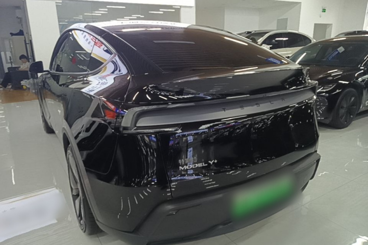 Tesla Model Y 2025 #7 Tesla Model Y 2025 car image #7