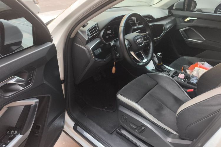 Audi Q3 2019 car image #18