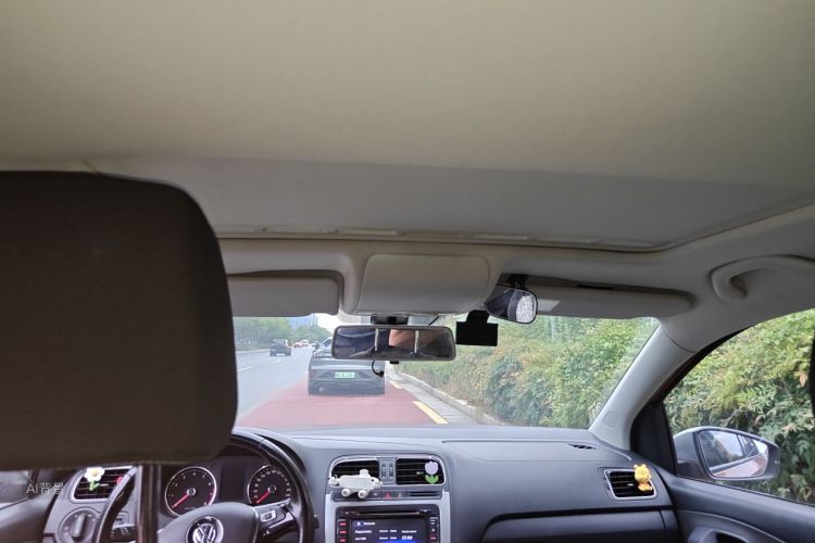 Volkswagen Polo 2015 car image #20