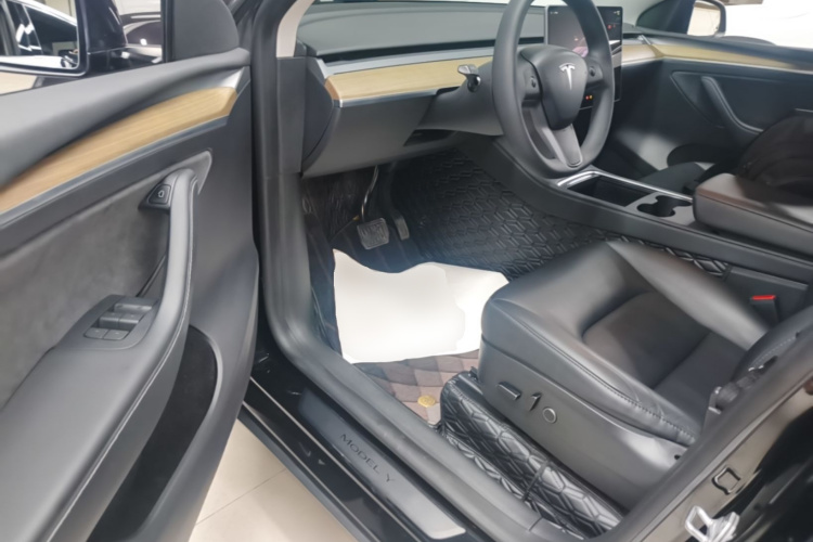 Tesla Model Y 2023 #12 Tesla Model Y 2023 car image #12