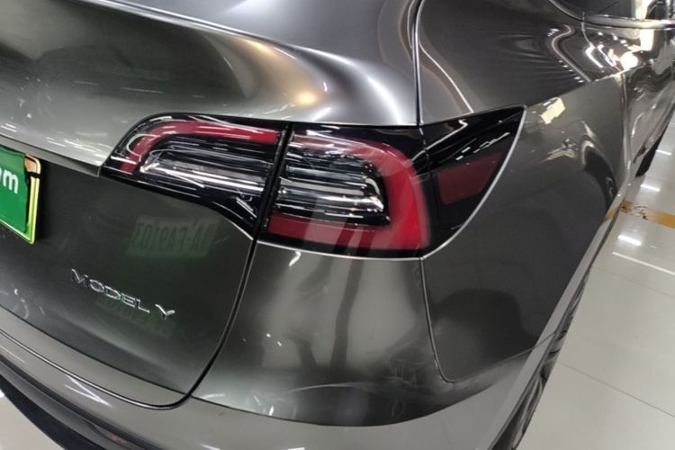 Tesla Model Y 2023 car image #8