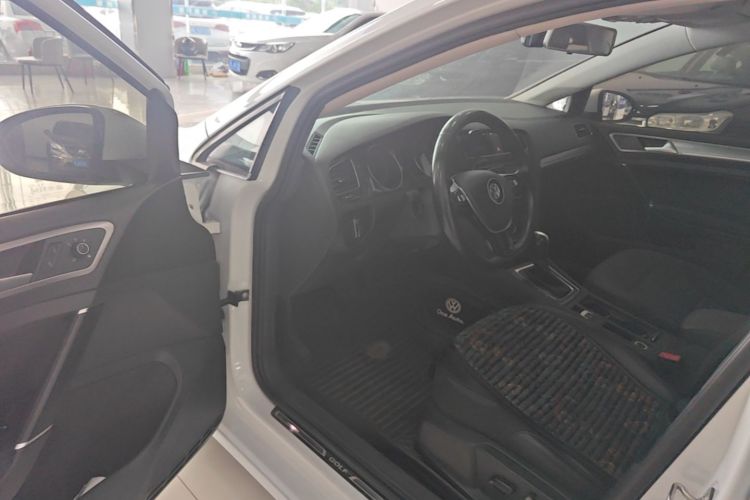 Volkswagen Golf 2018 car image #16