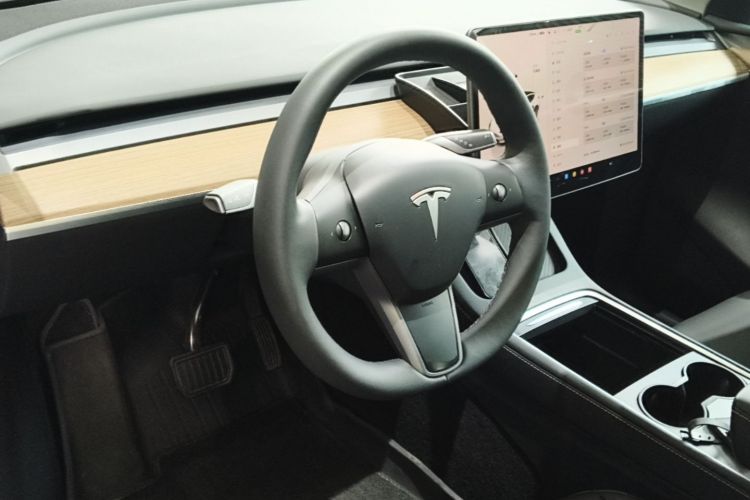 Tesla Model Y 2023 car image #11
