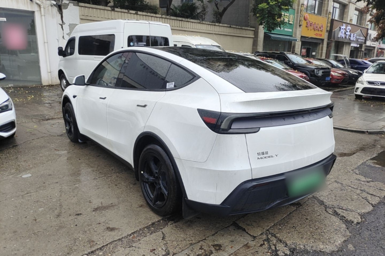 Tesla Model Y 2025 #5 Tesla Model Y 2025 car image #5