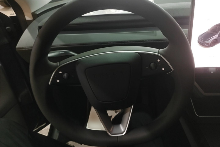 Tesla Model Y 2025 car image #11