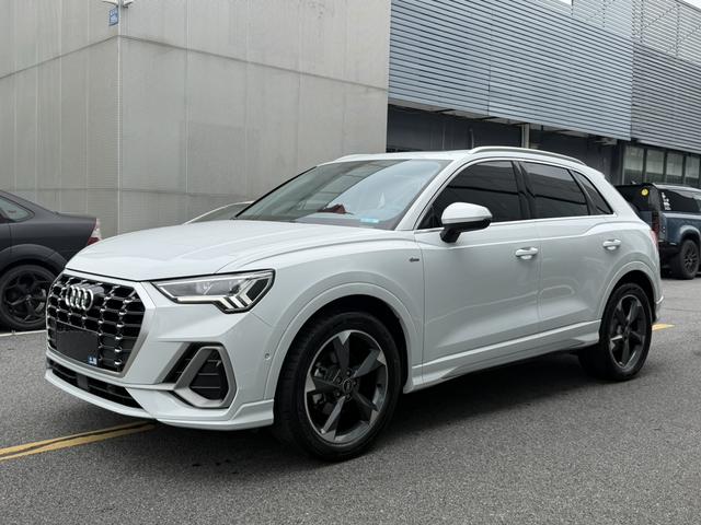 Audi Q3 2022 car image #13