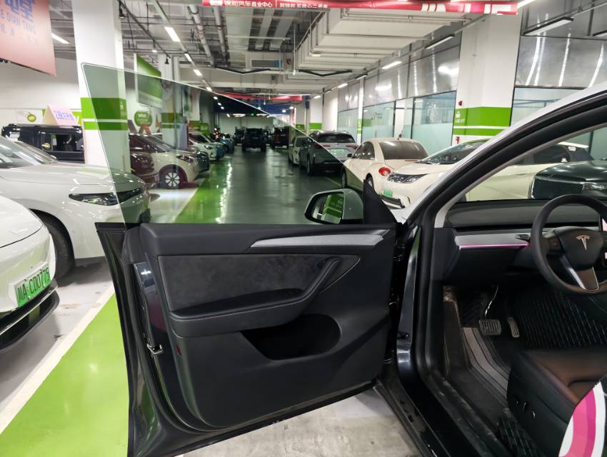 Tesla Model Y 2024 immagine di auto #6