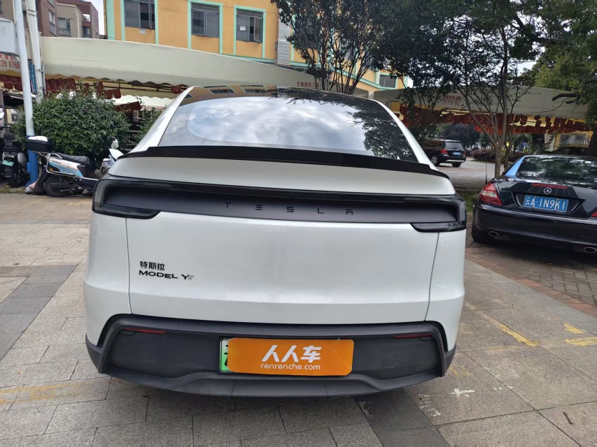 Tesla Model Y L 2025 car image #5