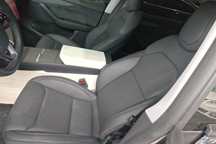 Tesla Model Y 2025 #15 Tesla Model Y 2025 car image #15