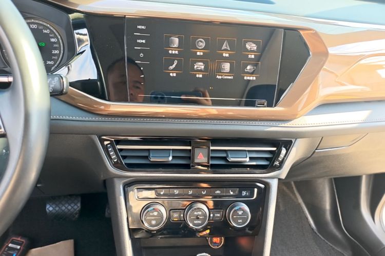 Volkswagen Tharu 2020 car image #17