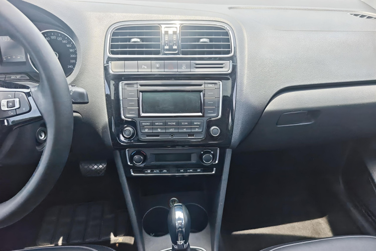 Volkswagen Polo 2015 #15 Volkswagen Polo 2015 car image #15