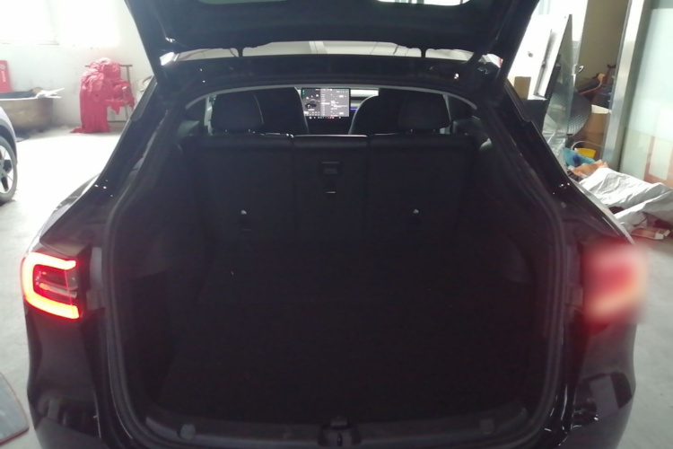 Tesla Model Y 2023 car image #19