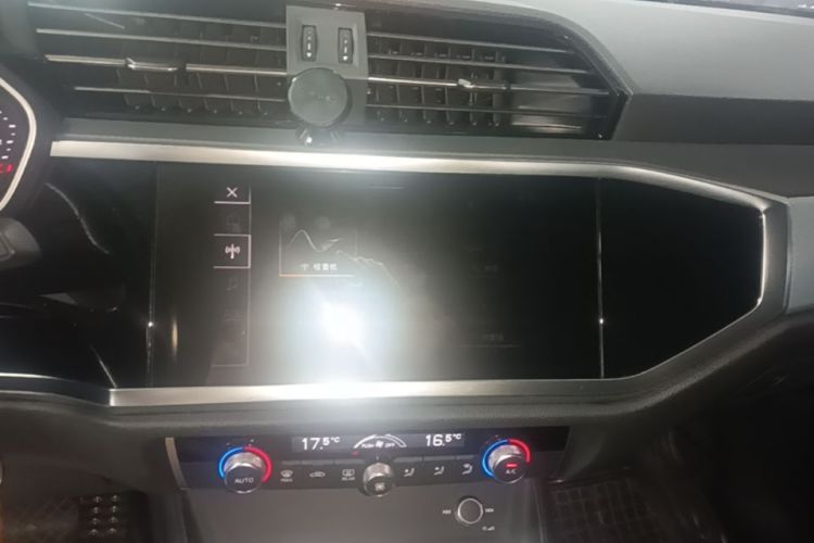 Audi Q3 2020 car image #13