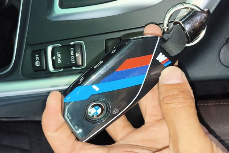 BMW 3 Series 2019 car image #11