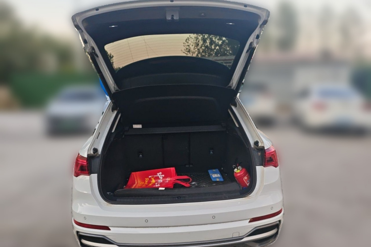 Audi Q3 2020 car image #17