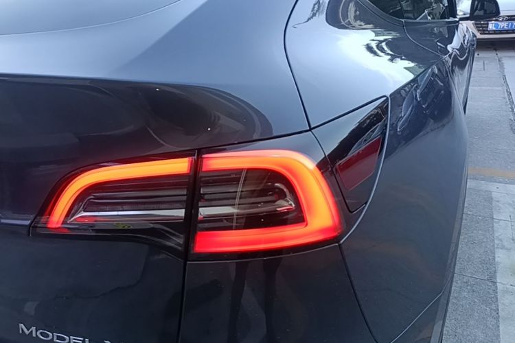 Tesla Model Y 2021 car image #8