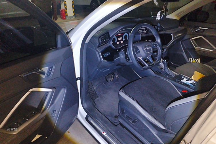 Audi Q3 2021 car image #18