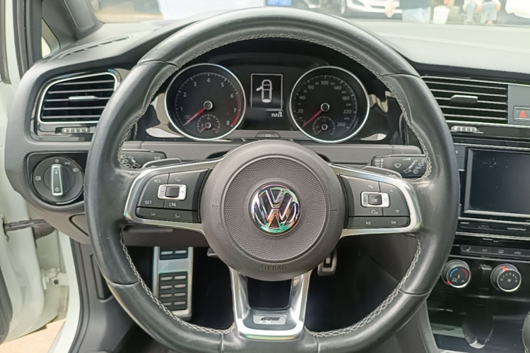 Volkswagen Golf 2018 car image #11