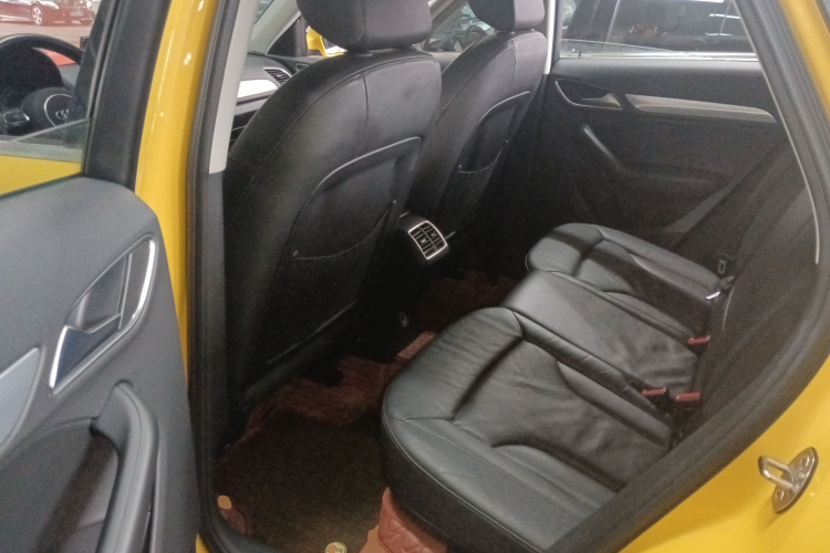 Audi Q3 2016 car image #17